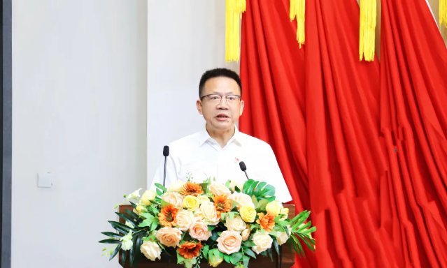 1782897590134474.png 大会由校党委副书记龚燕主持