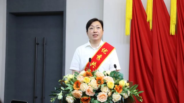 1782897788645476.png 副校长袁纪玮宣读《关于表彰学校优秀共